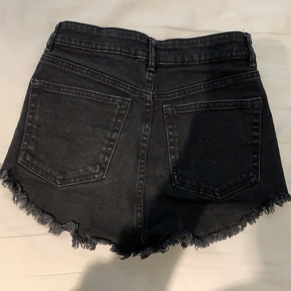 Cute black high waisted shorts - Picture 2 of 3